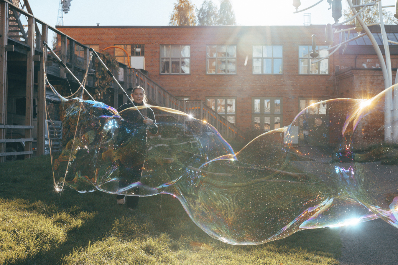 Kvinna som gjort en stor såpbubbla