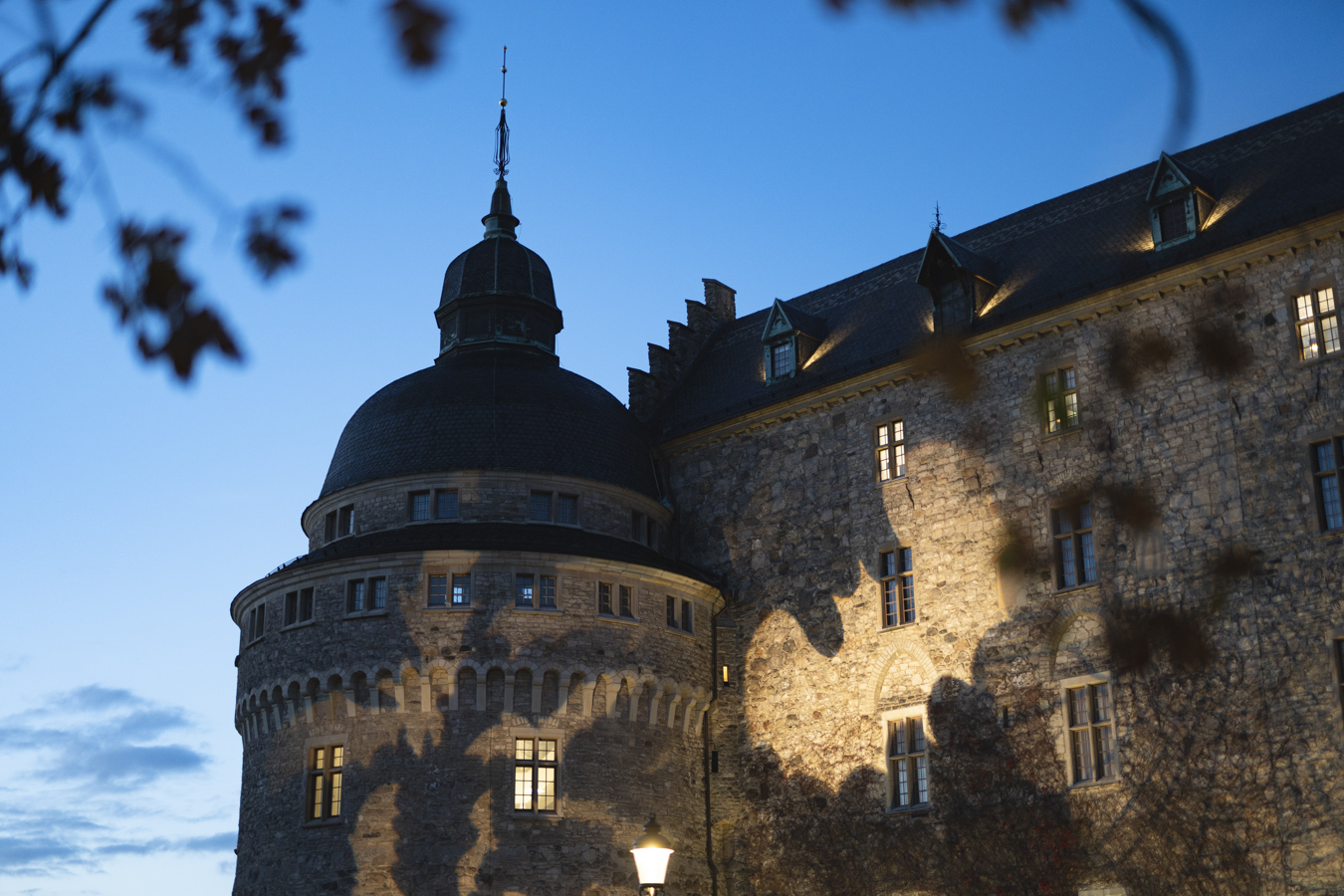 Örebro upplyst på kvällen