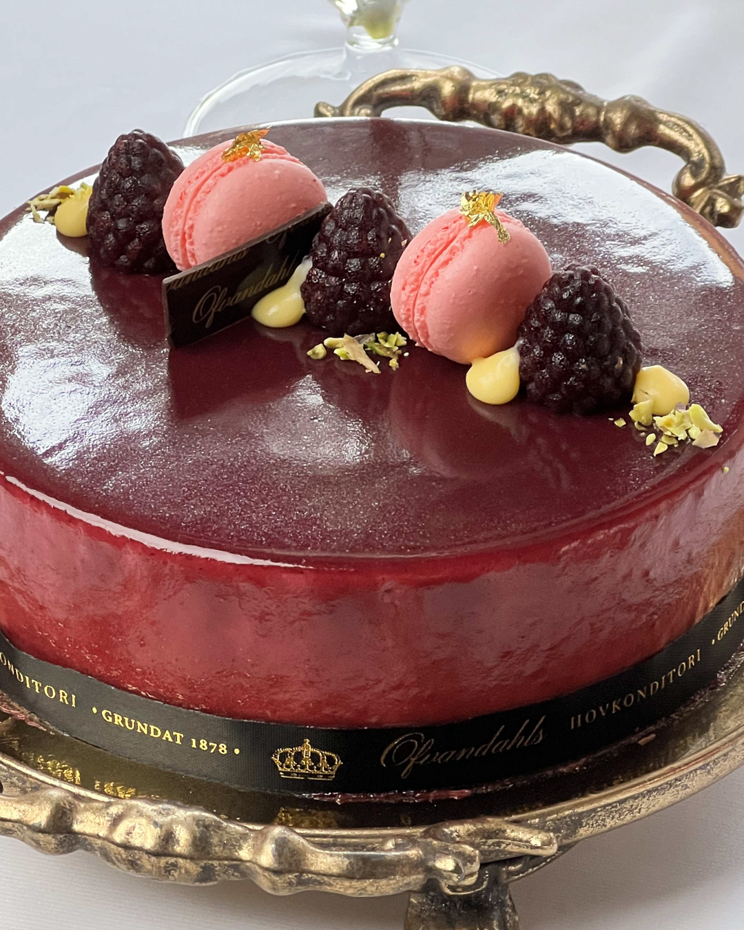 en tårta på silverfat