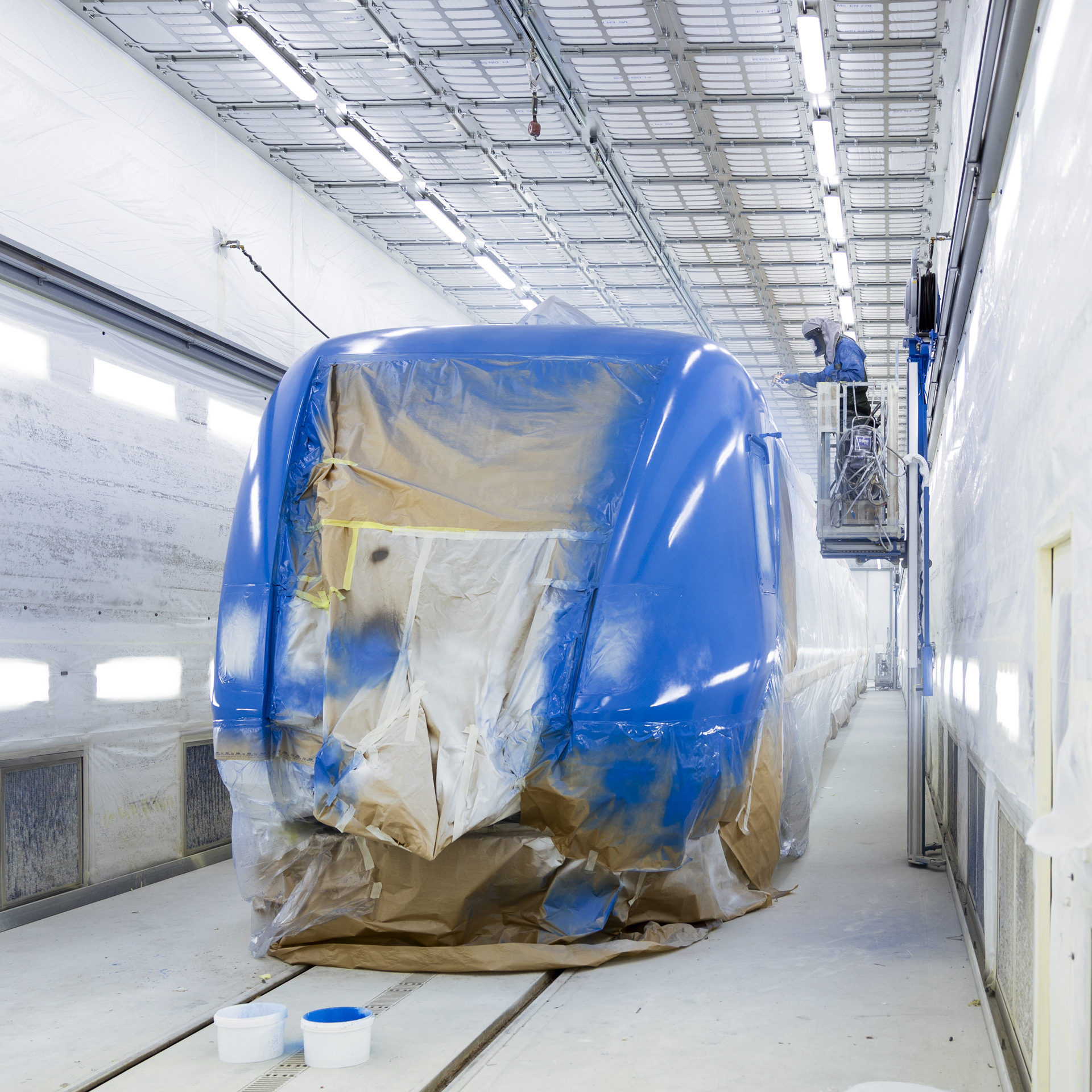 person som målar regina-tåg