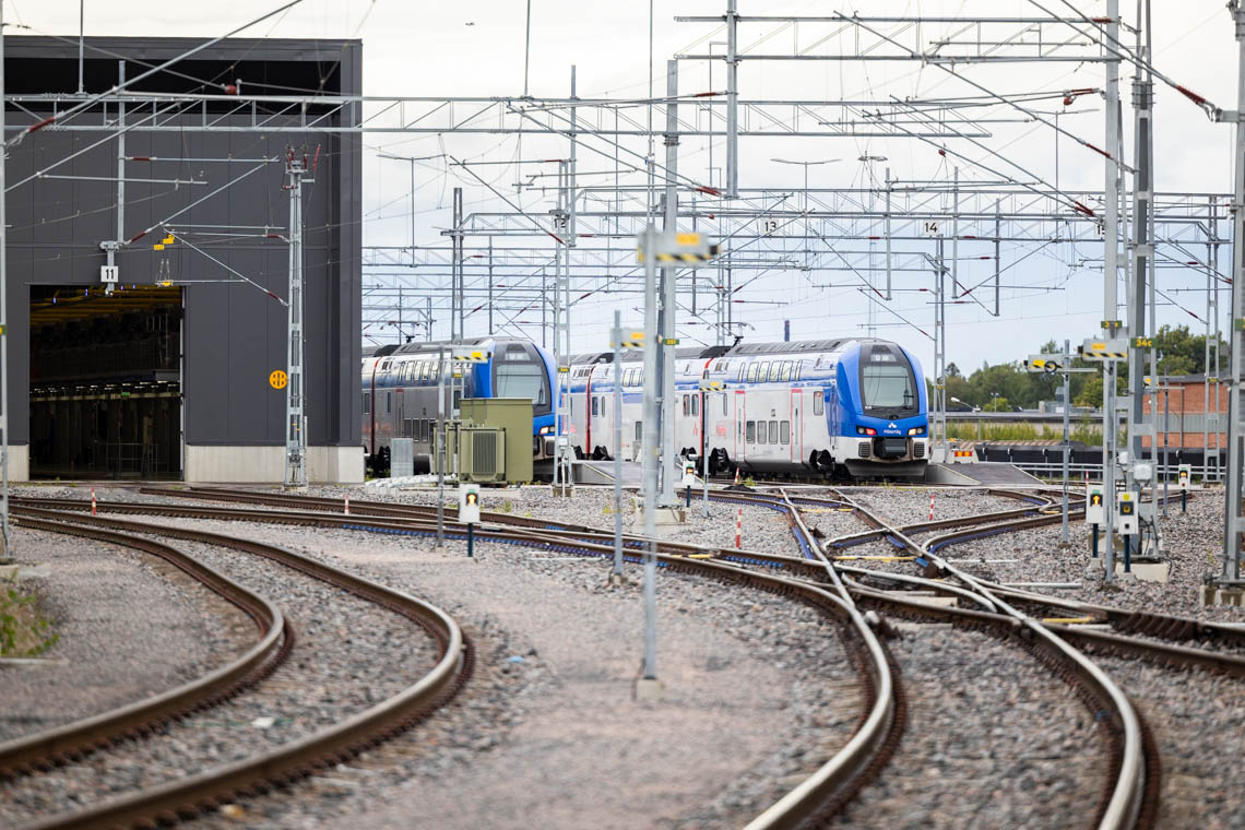 Mälartågs dubbeldäckare väntar på avgång från depån.
