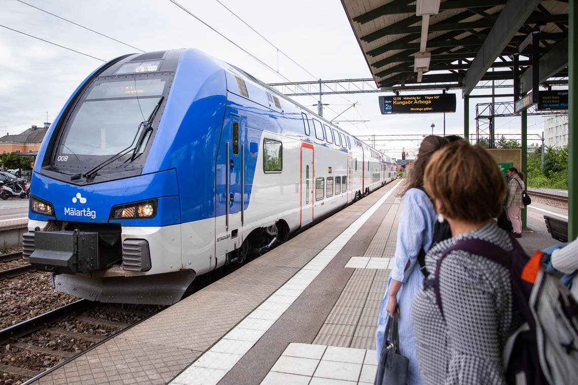 Mälartåg ankommer till väntande resenärer på perrongen