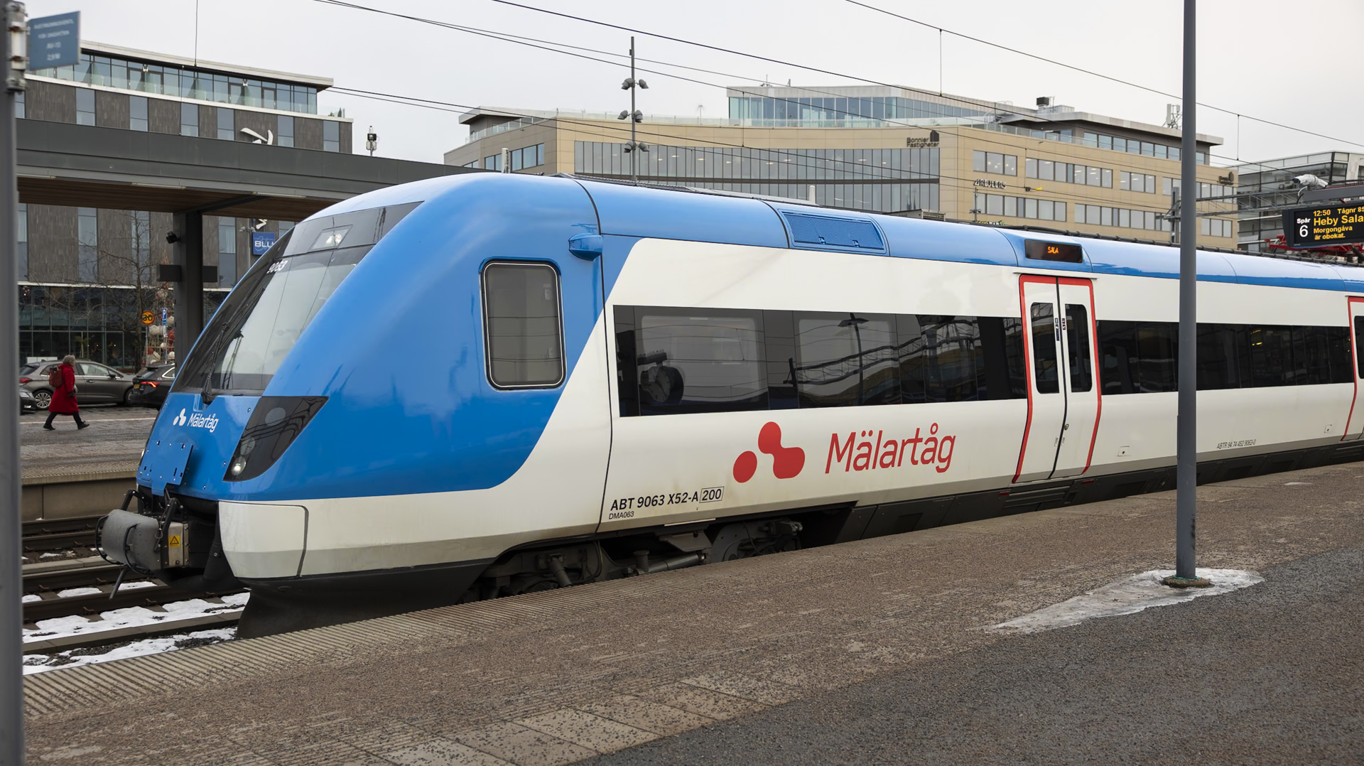 Ett mälartåg av modellen Regina på plattformen i Uppsala Centralstation