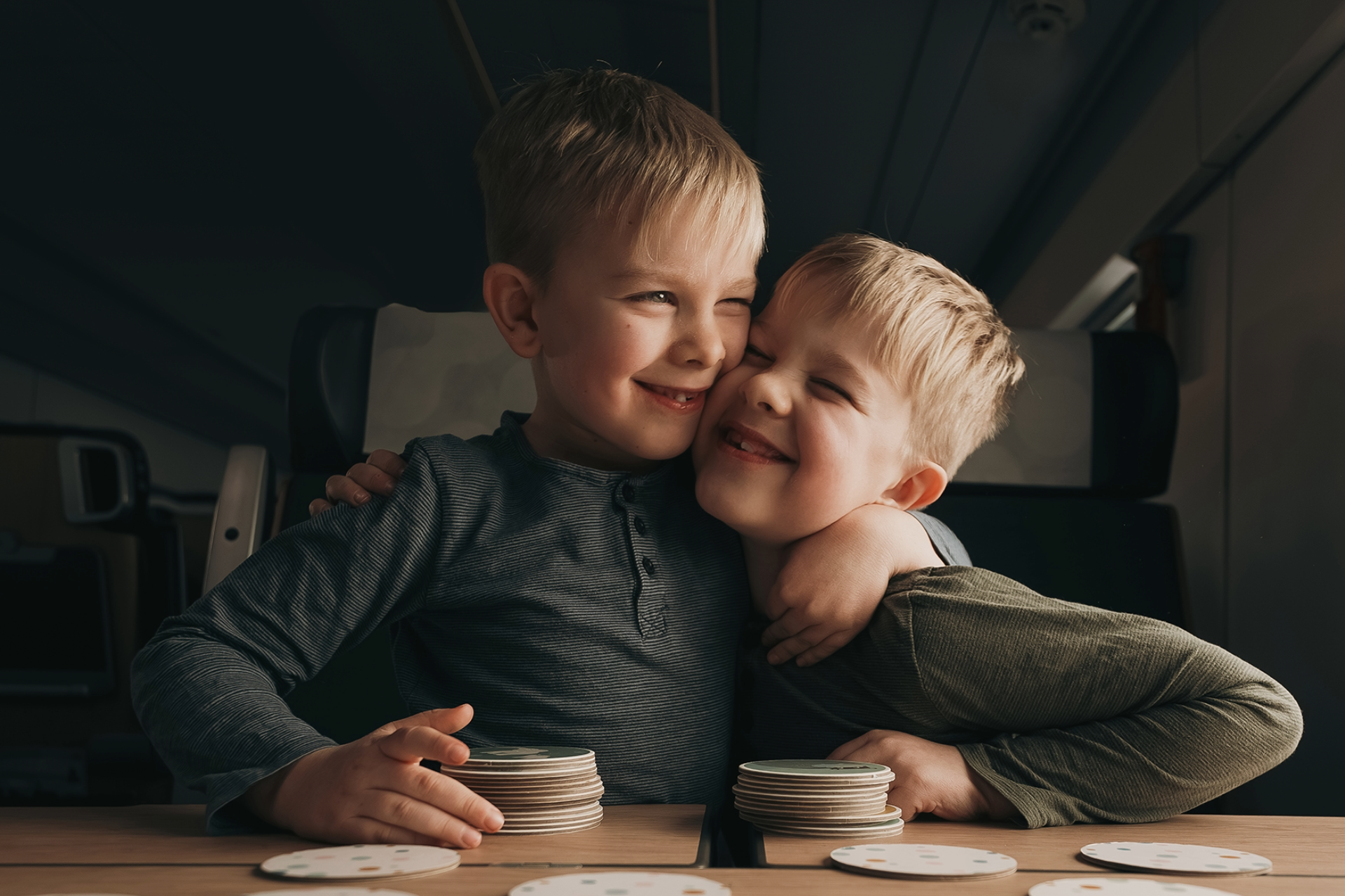 Två pojkar som kramar om varandra ombord på tåget, barnen är tvillingar.