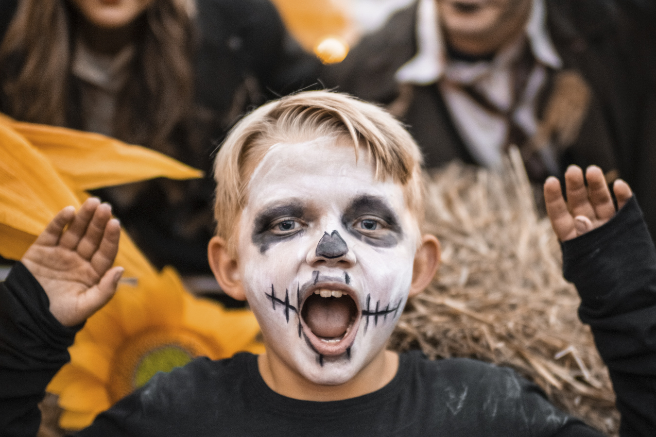 Pojke utsminkad till dödskalle