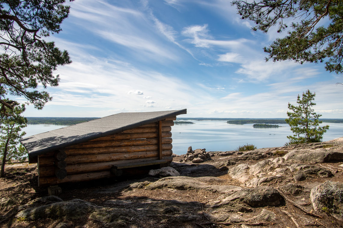 Vindskydd vid Marmorbruket med utsikt över vattnet