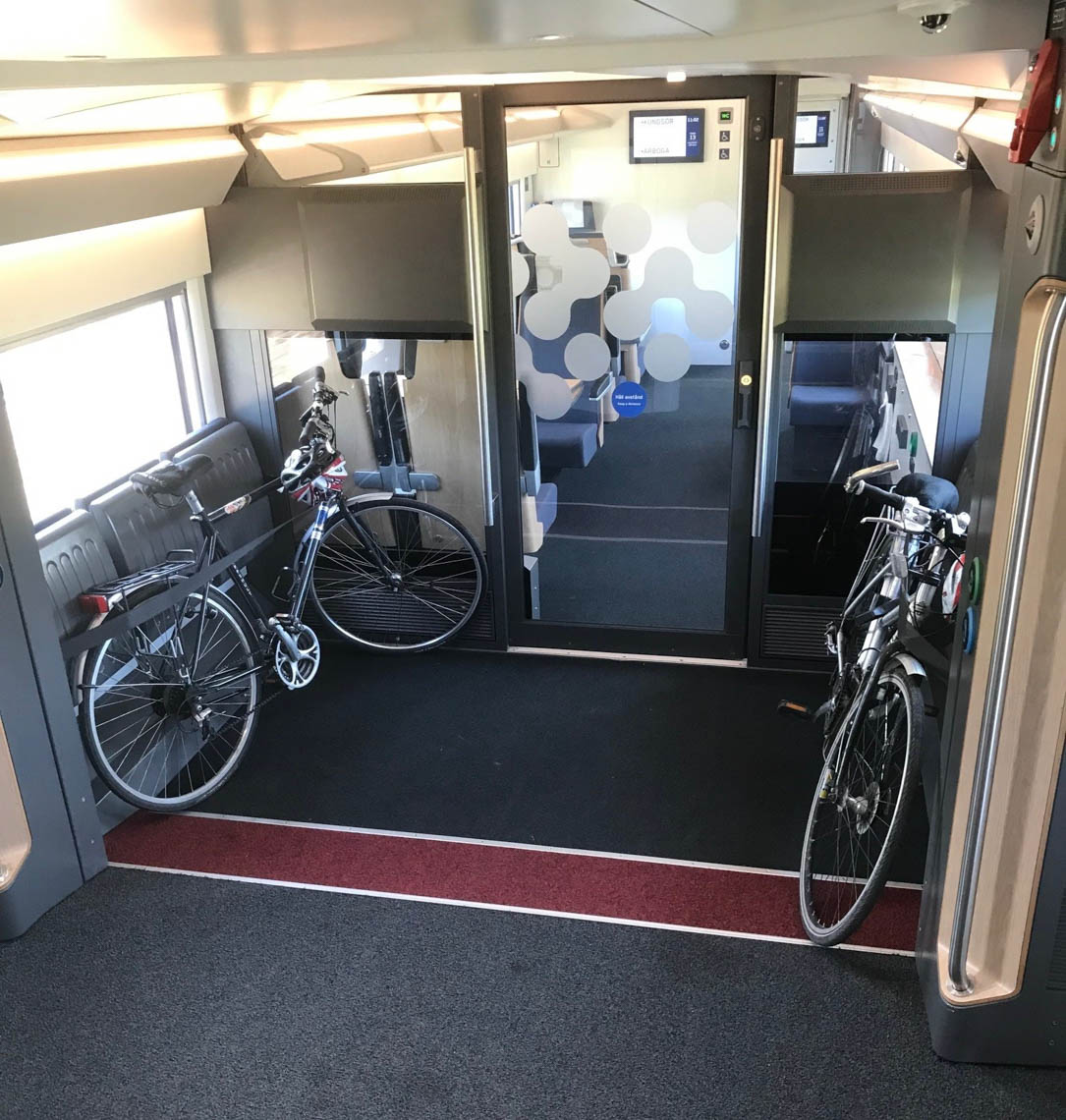 Två cyklar i kupén ombord ett mälartåg