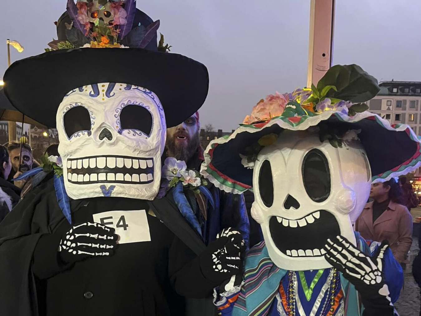 Två personer med dödskallemaskar.