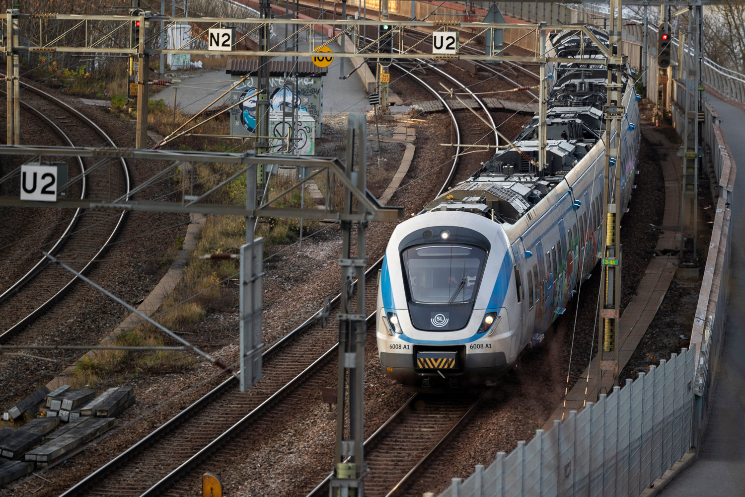 SL pendeltåg åker längs tågräls