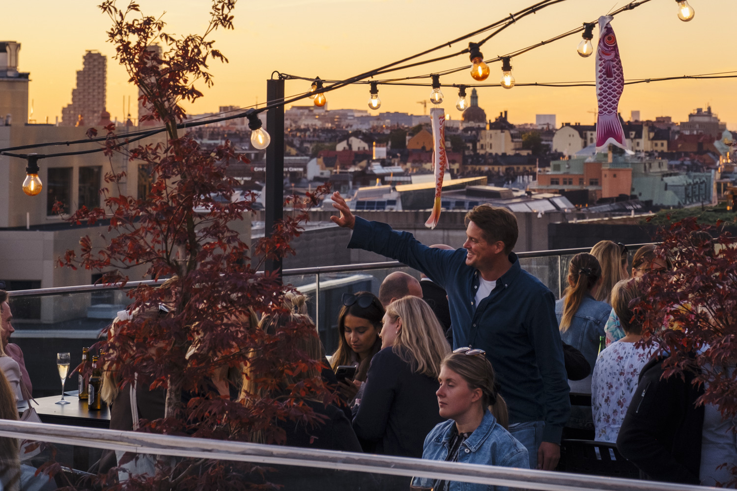 massa människor på takbaren TAK i Stockholm