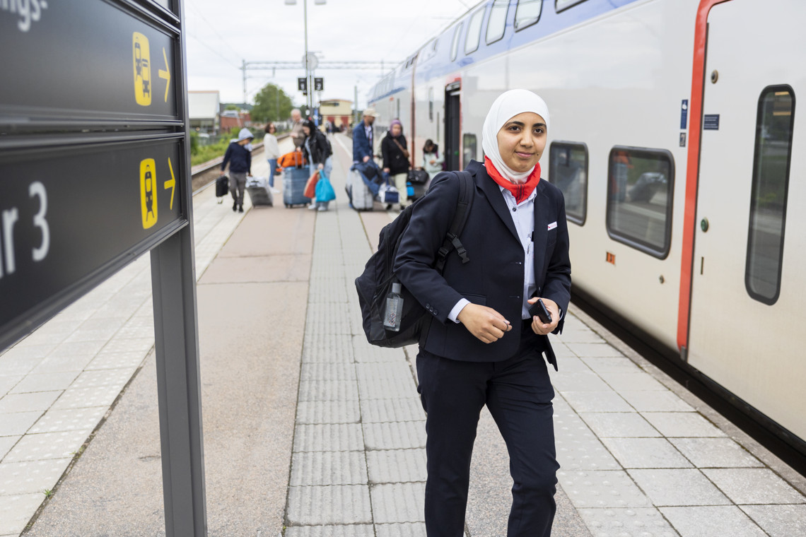 Lokföraren Angela gör sig redo att gå på tåget från perrongen.